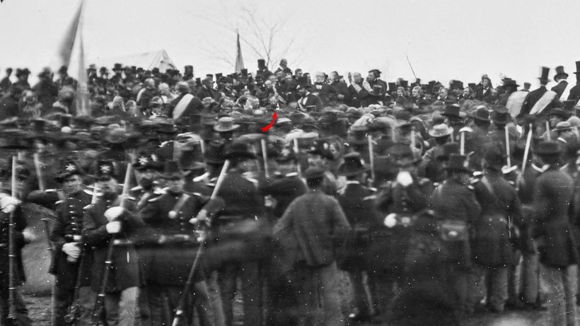 1280px-Crowd_of_citizens,_soldiers,_and_etc._with_Lincoln_at_Gettysburg._-_NARA_-_529085_-crop